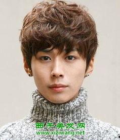 法国卷发男明星,魅力四溢的时尚偶像